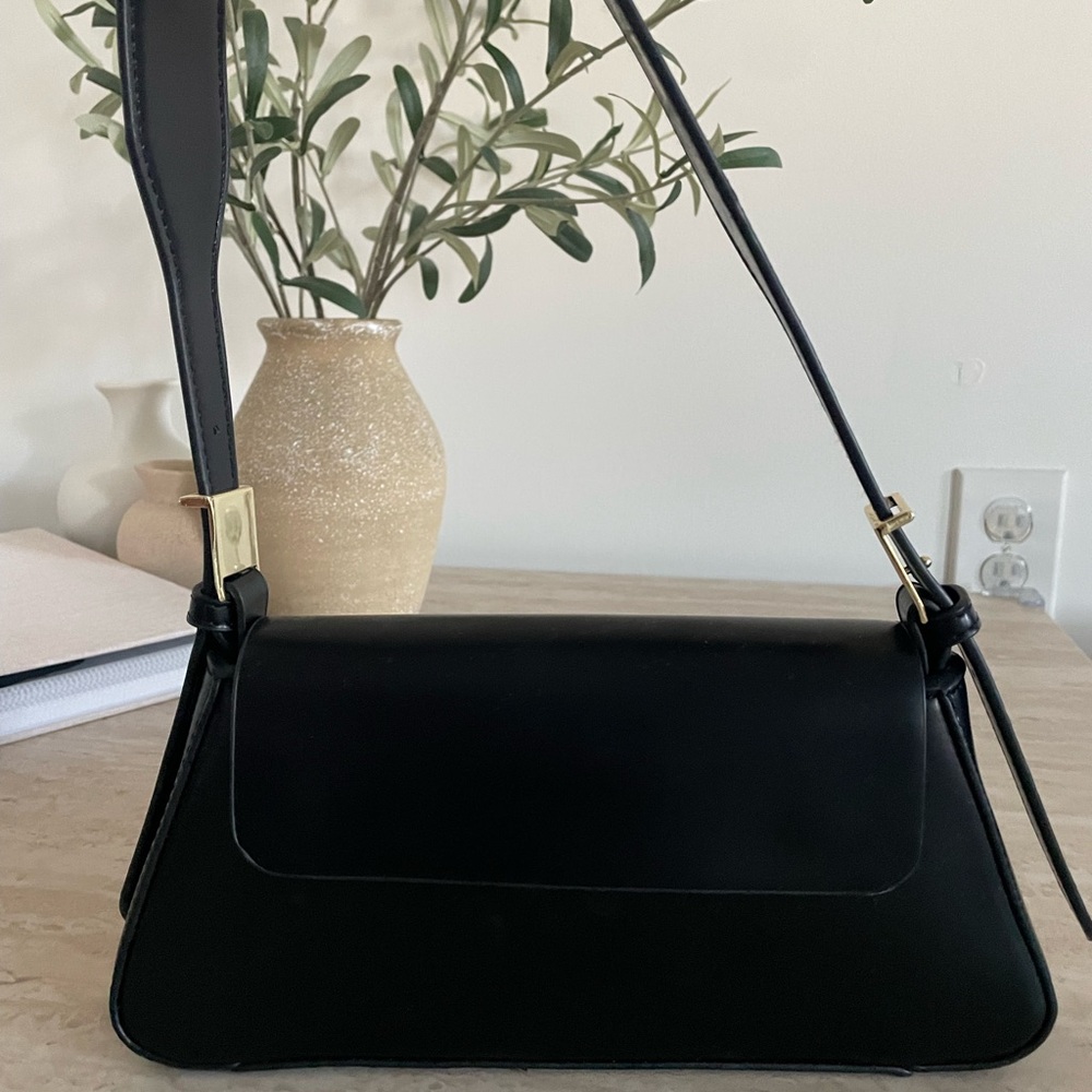 Sleek Black Leather Shoulder Bag